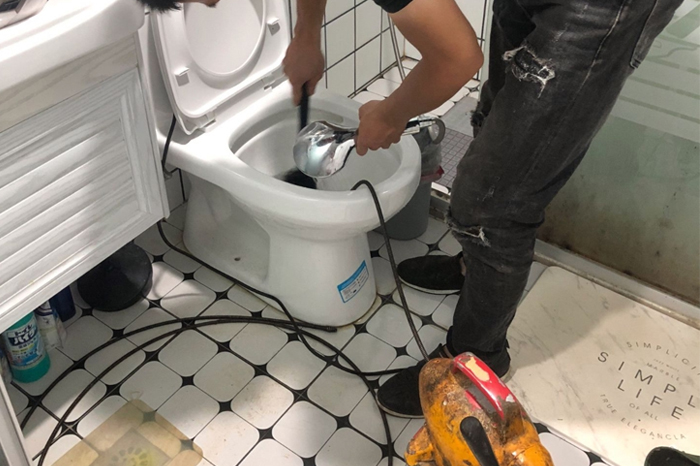 上甘岭马桶堵塞自己疏通还是找师傅?专业上门服务让你省时更省心