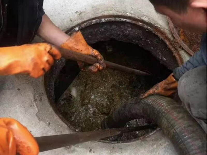 上甘岭清理化粪池时如何避免沼气的危害?